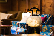 画像をギャラリービューアに読み込む, 大内行灯 12号<br> 秋月 本塗木製<br>絹二重張 (台付)