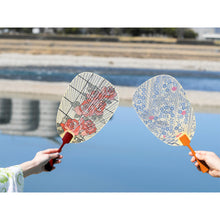 画像をギャラリービューアに読み込む, 水うちわ<br>瓢型【福兎】<br>美濃和紙<br>木製台座付き