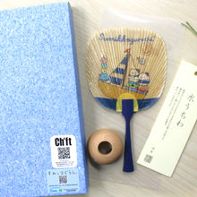 画像をギャラリービューアに読み込む, 水うちわ 豆型<br>【すみっコぐらしふなたび】<br>美濃和紙<br>木製台座付き
